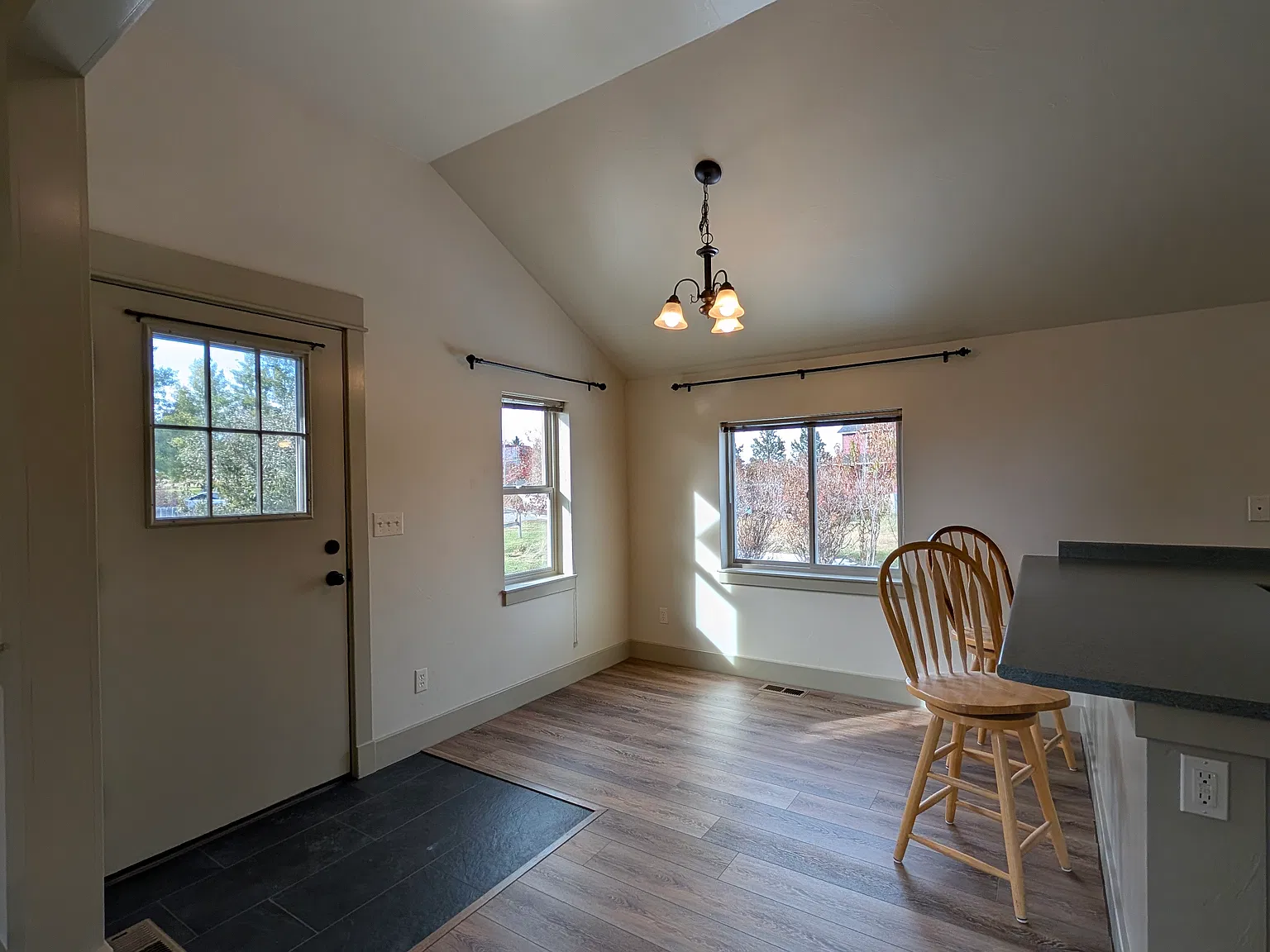 1 bed, 900 sqft, $1,800 — Photo 3