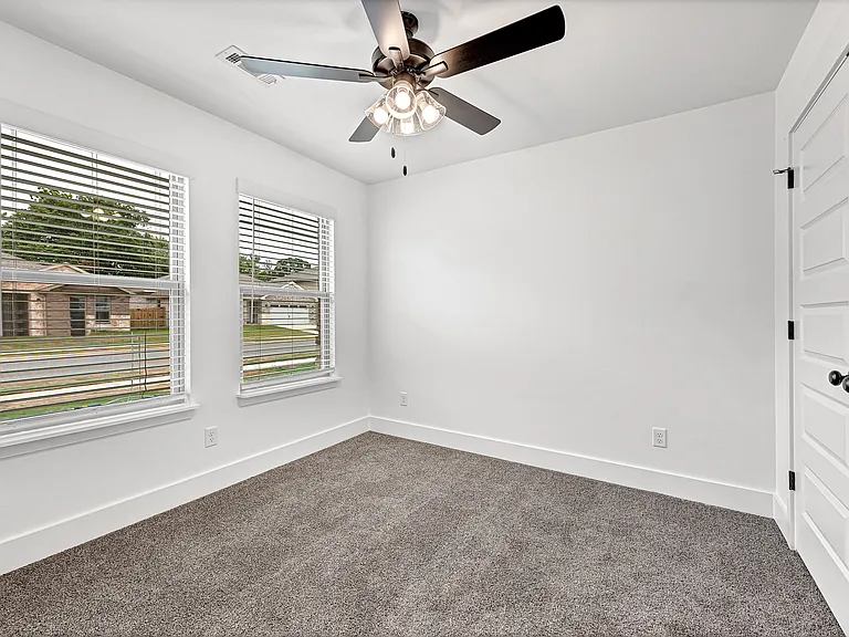 2031 Bluebonnet Ln — Photo 5