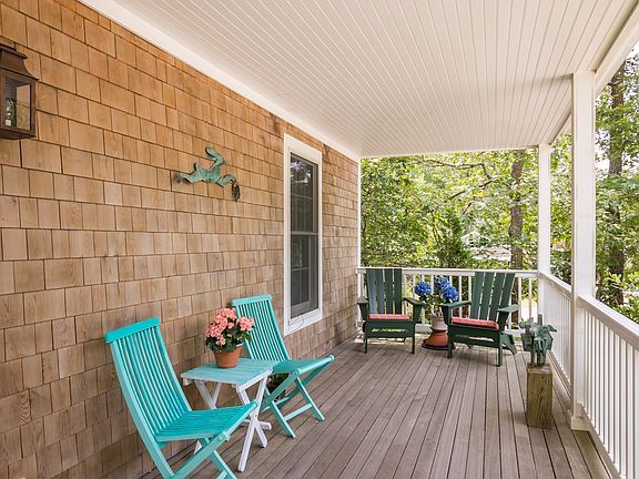 Spacious Farmer's Porch 