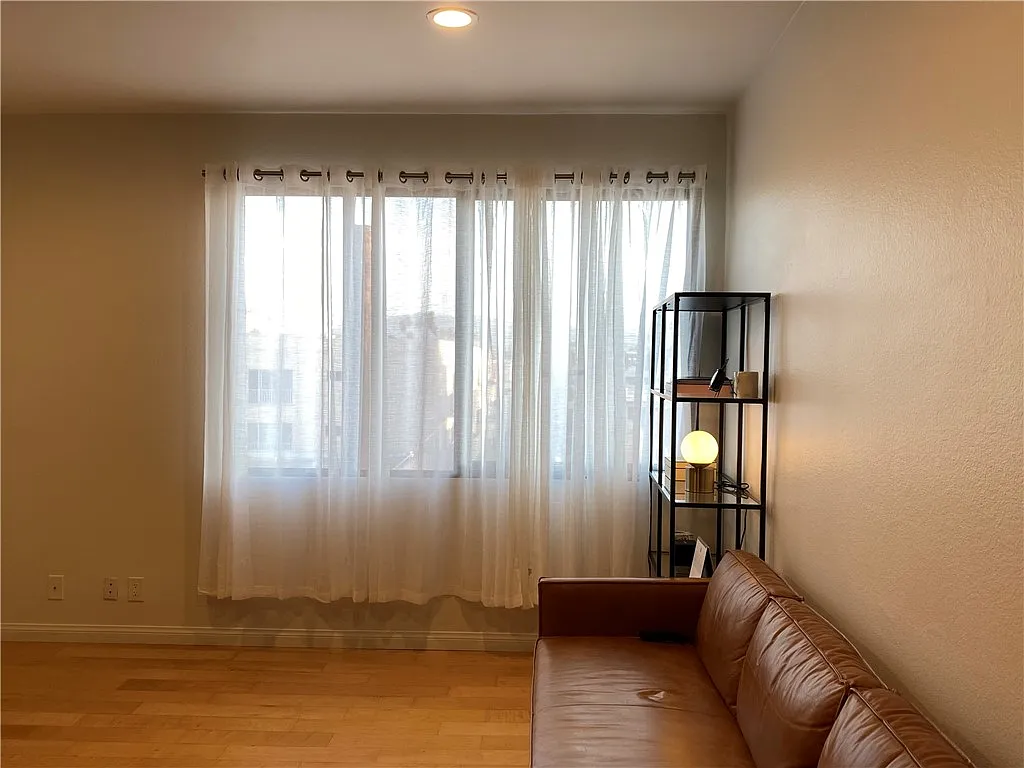 2 bed, 972 sqft, $2,580 — Photo 2
