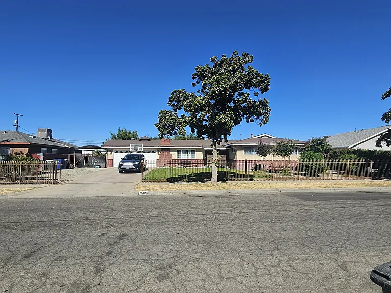 2424 S Poppy Ave — Photo 1