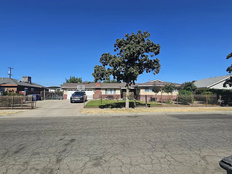 2424 S Poppy Ave