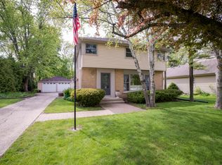 7225 N Santa Monica Blvd, Fox Pt, WI 53217