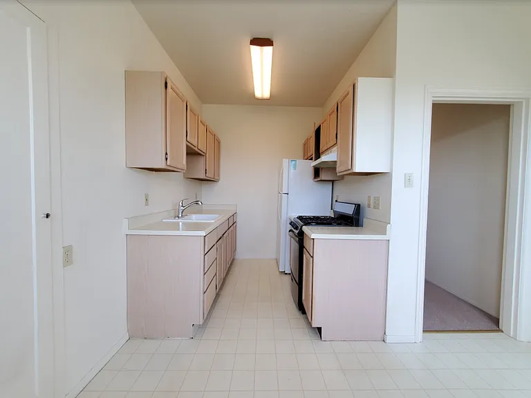 Historic Mediterranean Building in Great Location — Photo 9