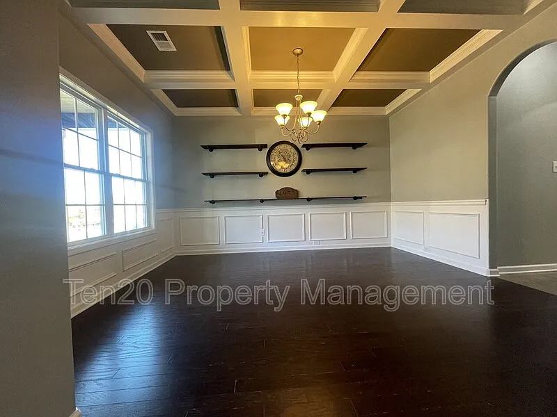 4 bed, 2.5 bath, 2700 sqft, $2,400 — Photo 3