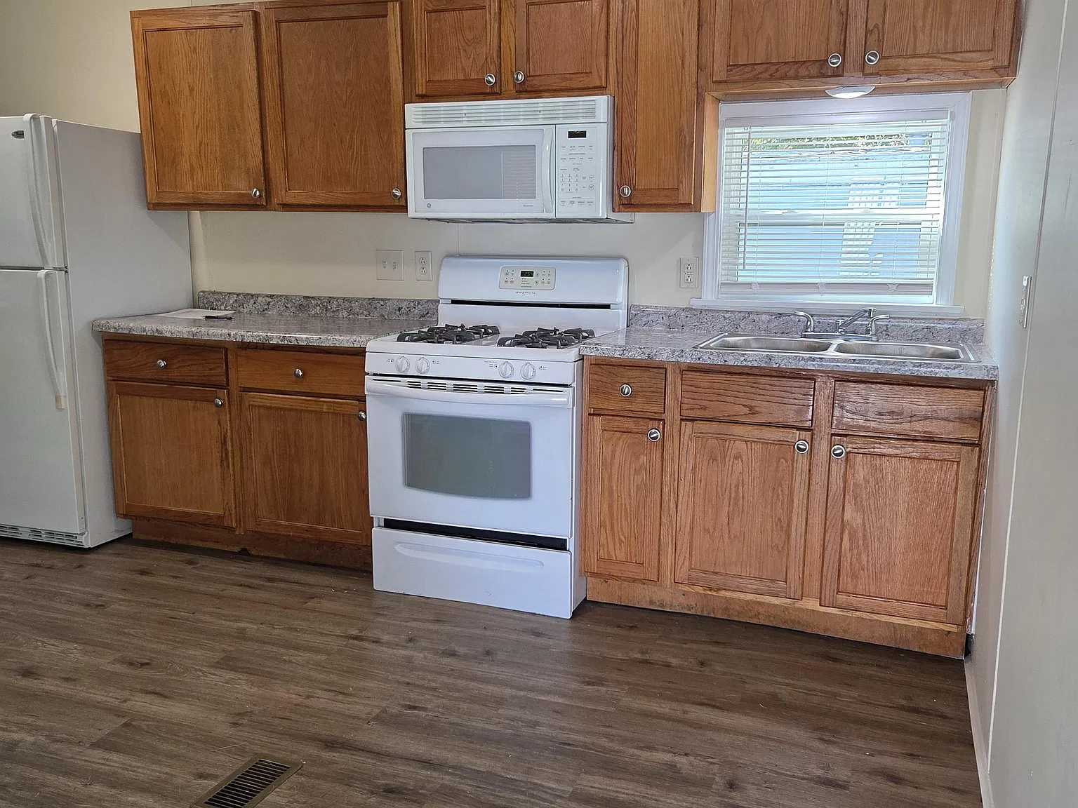 3 bed, 1.5 bath, 910 sqft, $1,350 — Photo 4