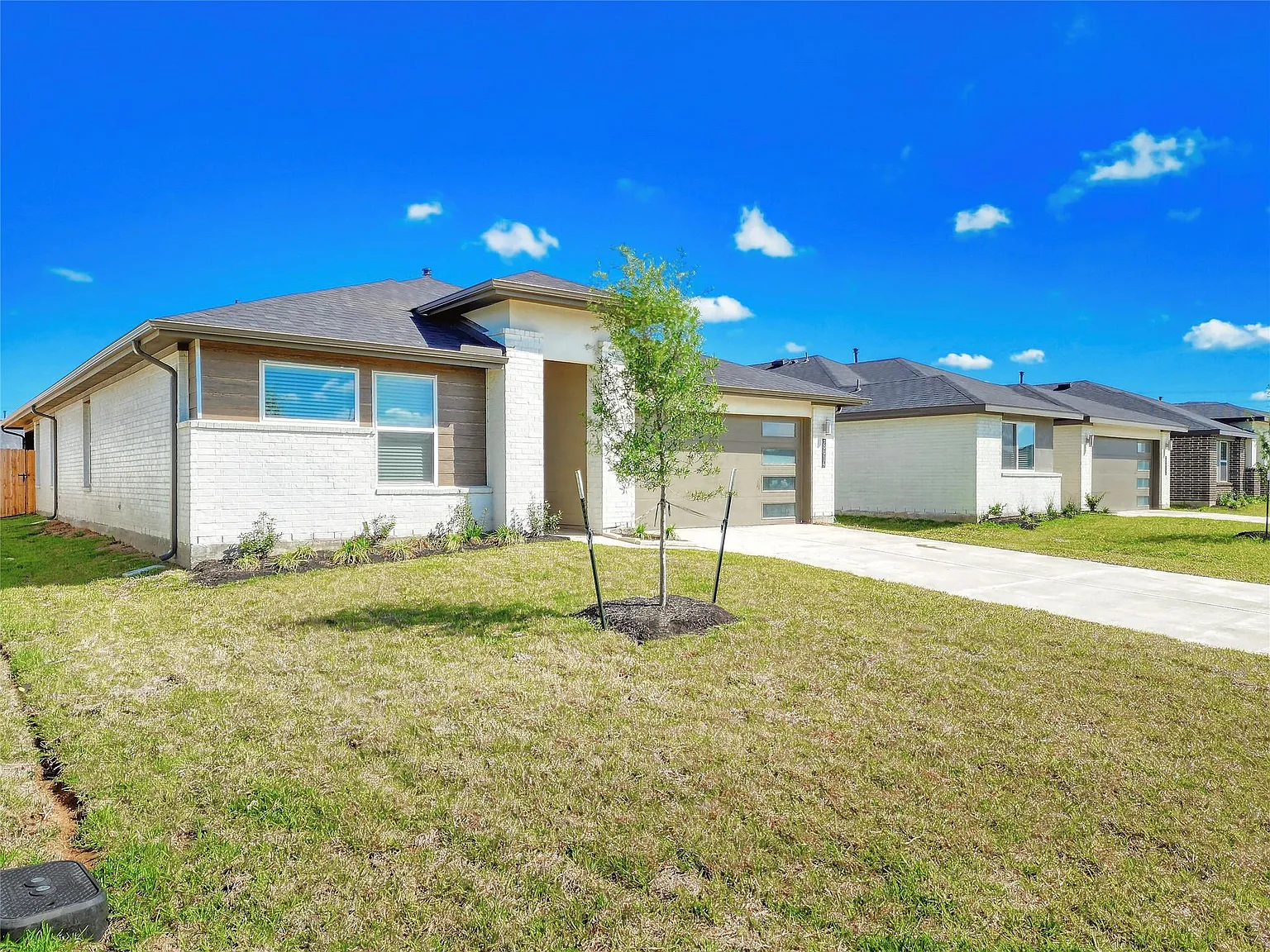 4 bed, 3.0 bath, 2041 sqft, $2,551 — Photo 2