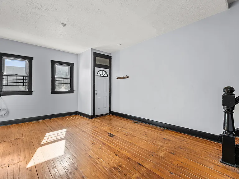 450 W 23rd St — Photo 4