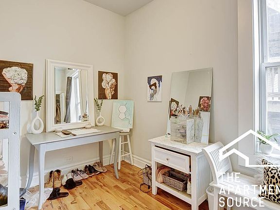 5th image of 2749 W Augusta Blvd #1R