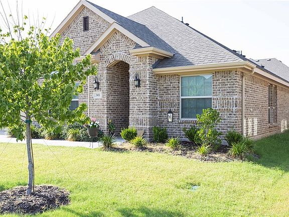 3rd image of 3411 Hawthorn Ln