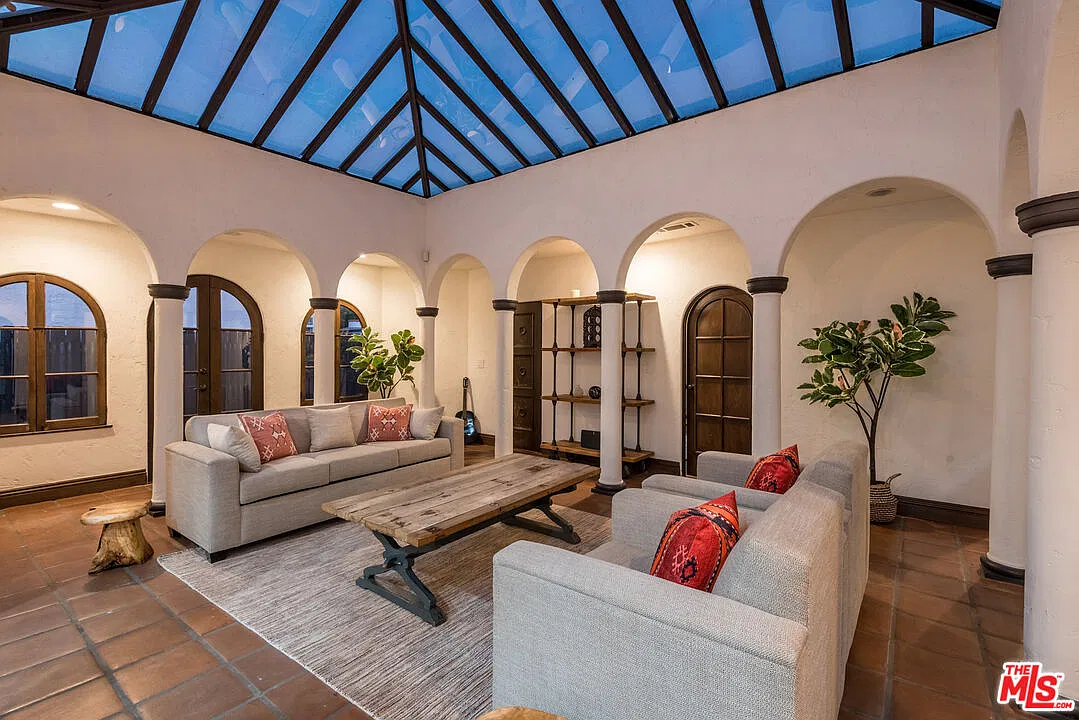 4 bed, 4.0 bath, $12,000 — Photo 1