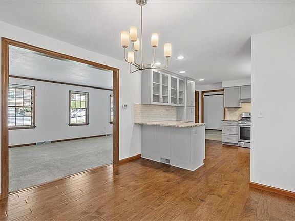 4th image of 9583 Saratoga Dr