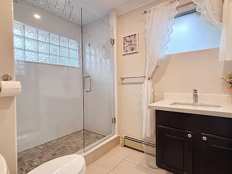 3282 King Edward Ave W — Photo 3