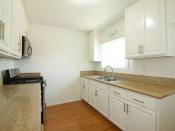 3rd image of 620 N Marengo Ave APT 5