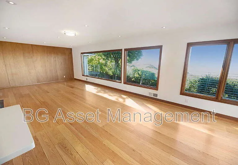 1411 Arlington Blvd — Photo 2