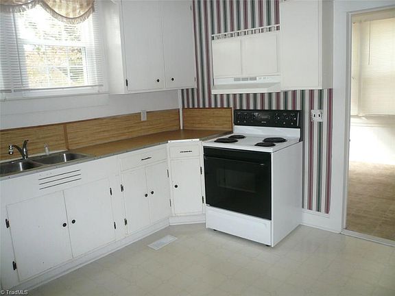 2nd image of 1110 Barnes St