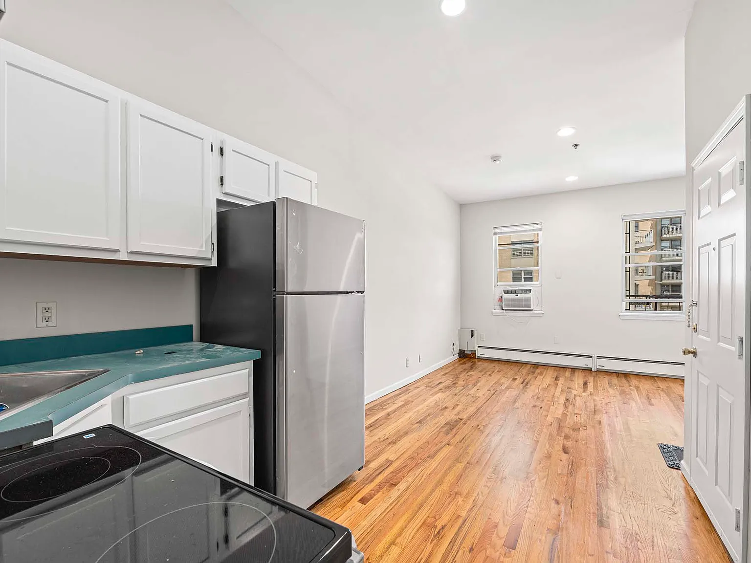 1 bed, 600 sqft, $2,200 — Photo 3