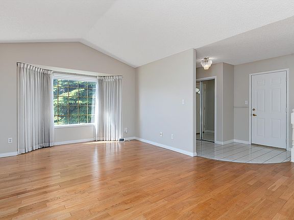 4th image of 933 Youville Dr W