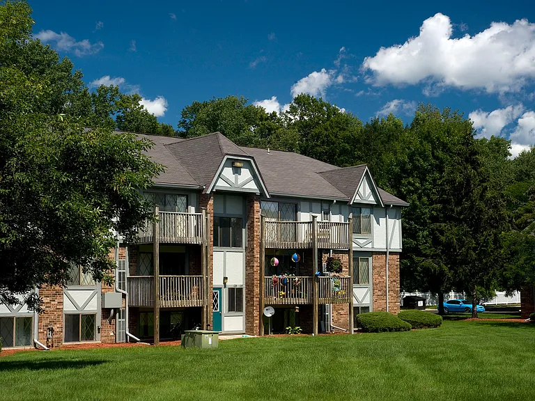 Fox Glen Apartments & Fitness Club — Photo 1