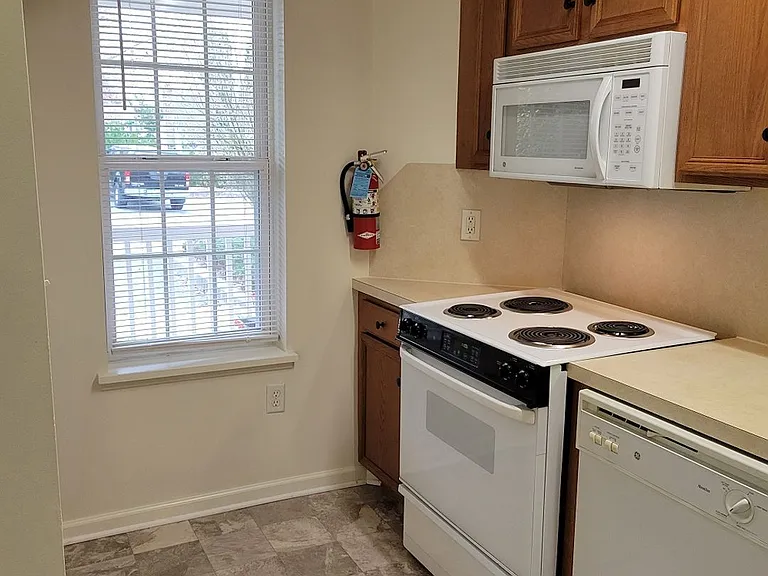 876 Salisbury Ct — Photo 9