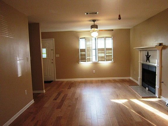 3rd image of 101 Barberry Ct