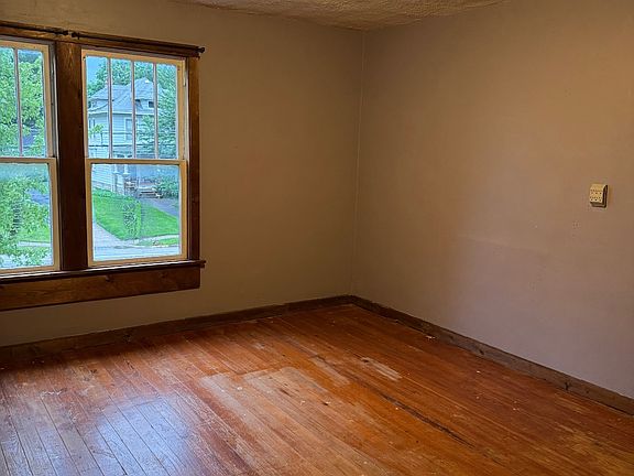 5th image of 609 N Main St