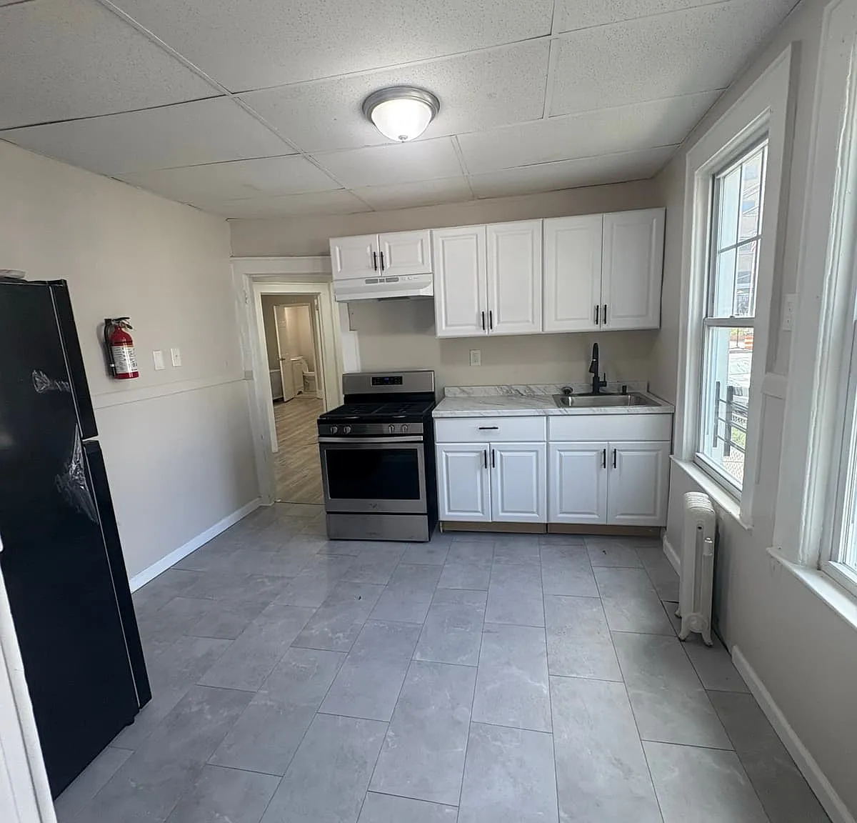 3 bed, 1.5 bath, 1000 sqft, $2,400 — Photo 1