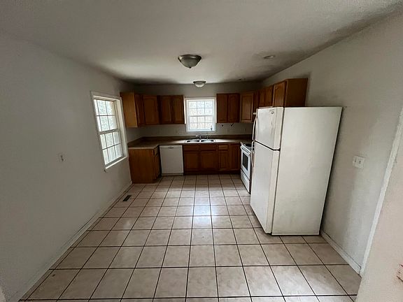 3rd image of 530 Hill Dr