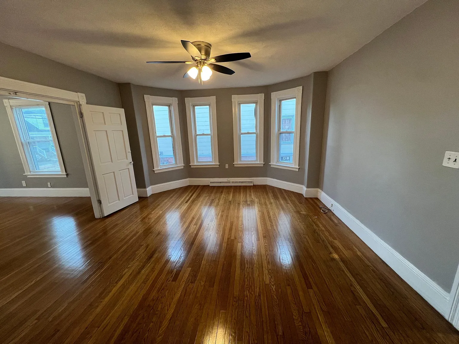 3 bed, 1200 sqft, $3,480 — Photo 2