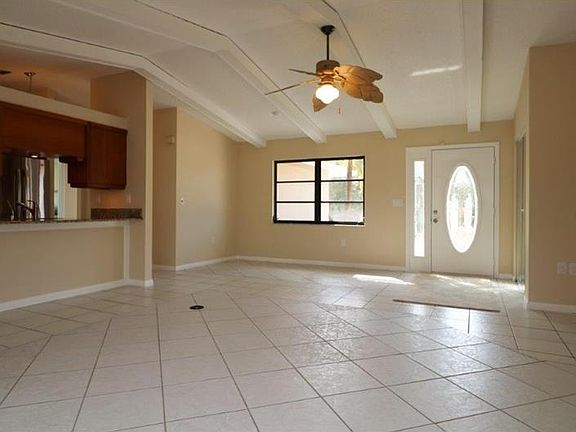 3rd image of 10092 Amelia Ave