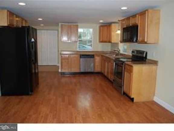 3rd image of 402 N Cox St