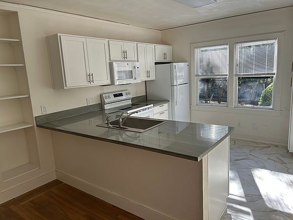 3rd image of 827 33rd St #3