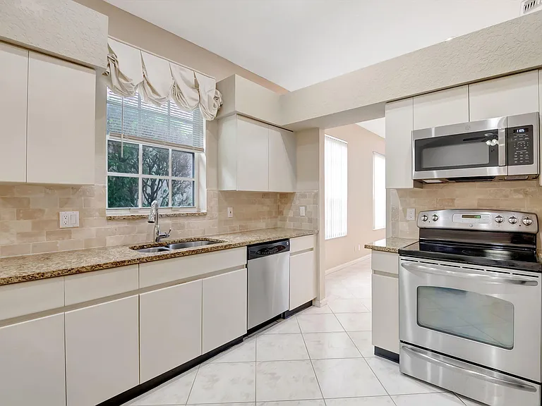 11081 Springbrook Cir — Photo 15
