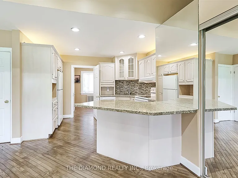 3927 Bloor St W — Photo 8