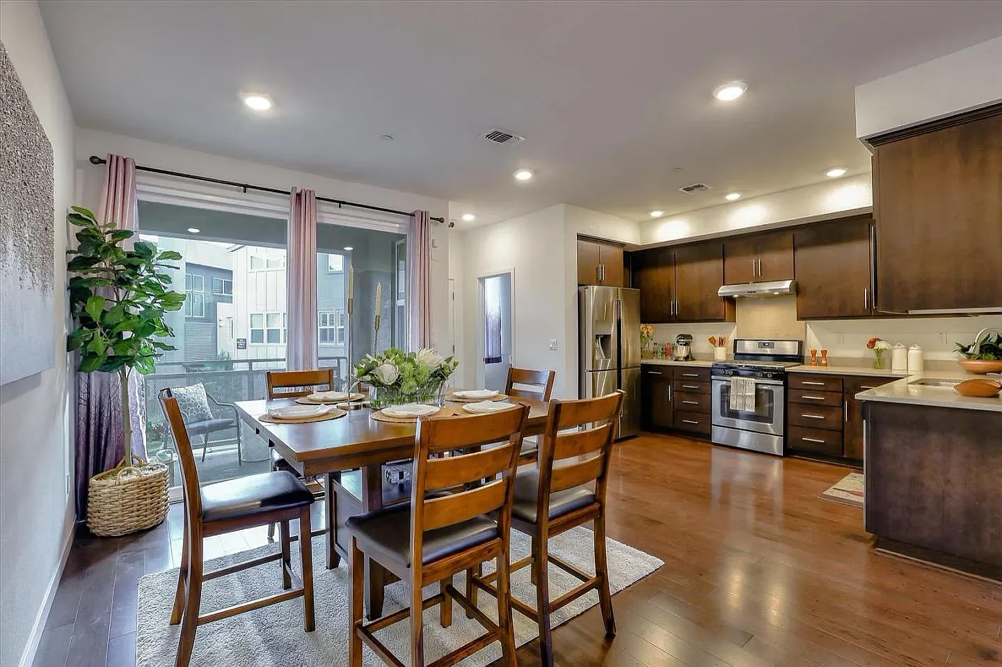 3 bed, 2.5 bath, 1714 sqft, $4,500 — Photo 3