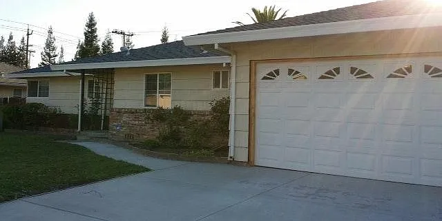 3 bed, 1.5 bath, 1300 sqft, $2,600 — Photo 4