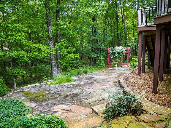4th image of 16 Oakcrest Cir