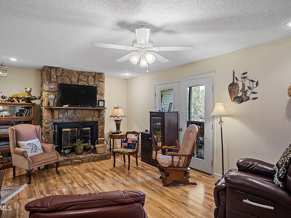 4th image of 412 Carmel Ct