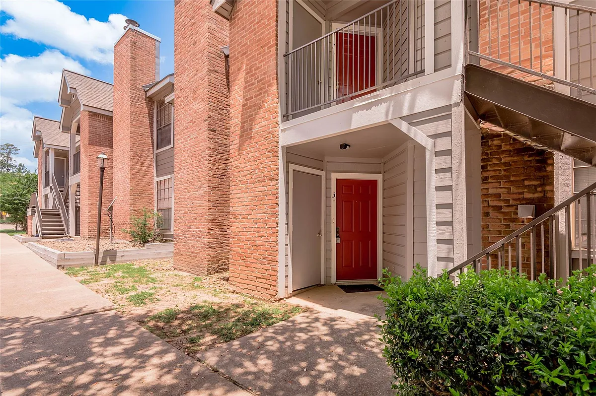 Building Photo - 2401 Sycamore Ave #E3