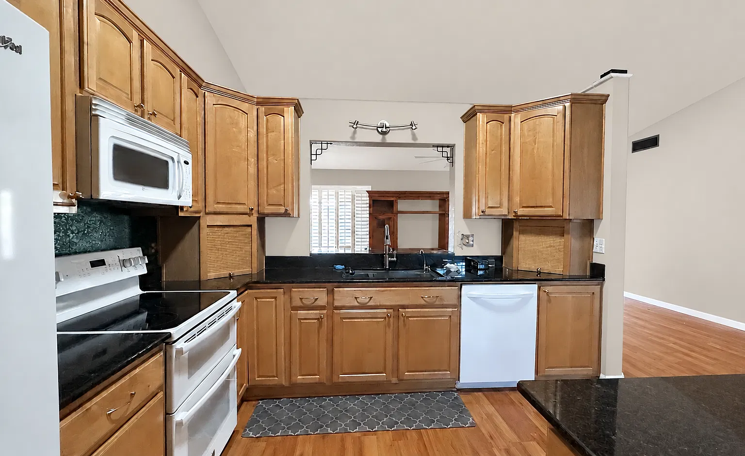 3 bed, 1264 sqft, $2,695 — Photo 3