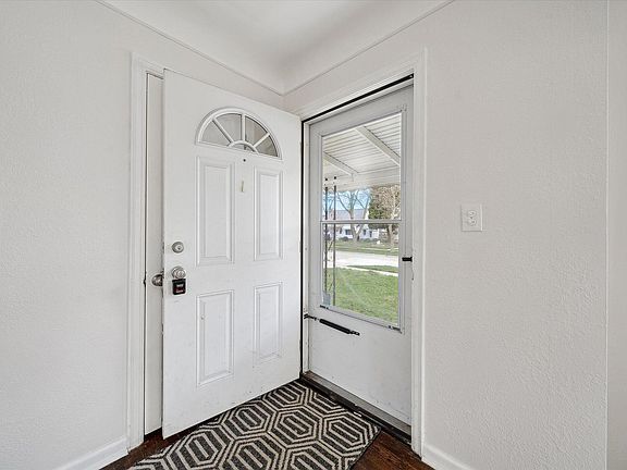 3rd image of 28763 Everett St