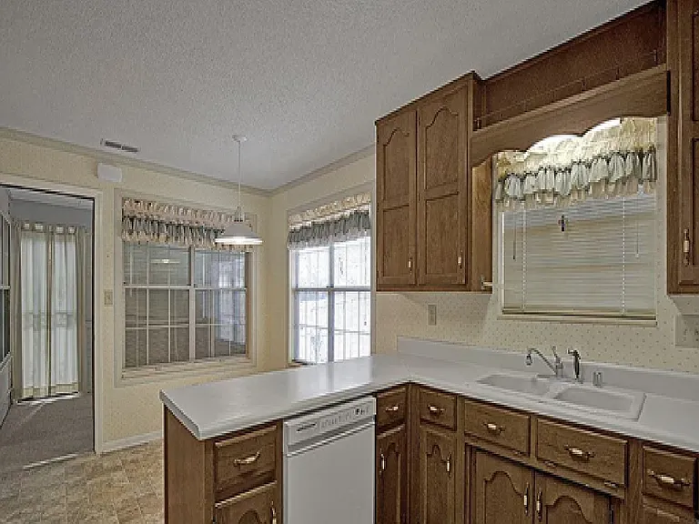 1709 Lake Park Cir — Photo 3