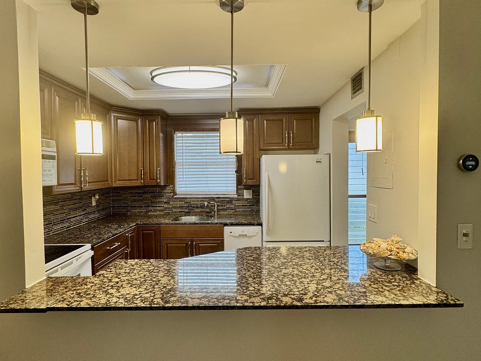719 Lori Dr — Photo 2