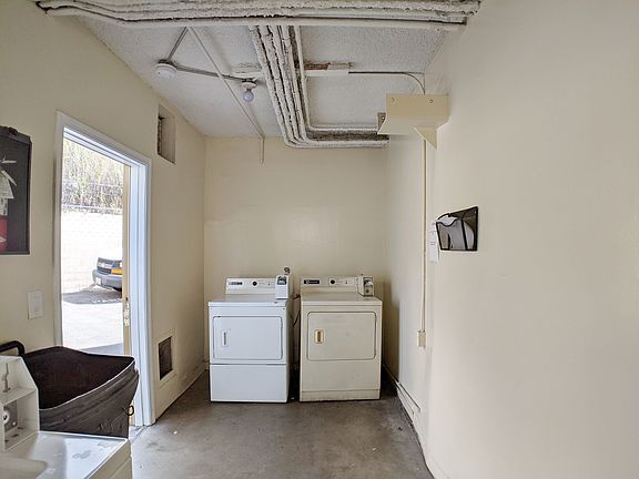 4th image of 2841 Montrose Ave #B11