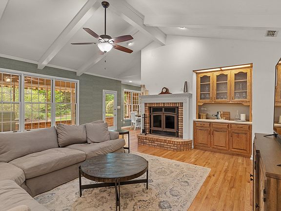 3rd image of 5366 Carisbrooke Ln