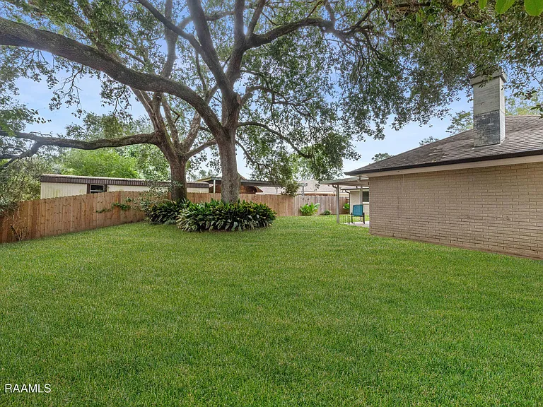 218 Debby Dr — Photo 32