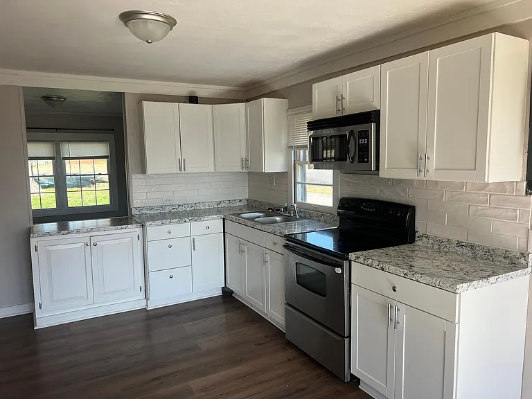 640 Highpoint Dr — Photo 2