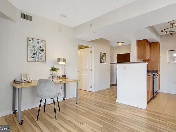 4th image of 851 N Glebe Rd APT 812