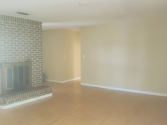 5th image of 818 Swann Dr