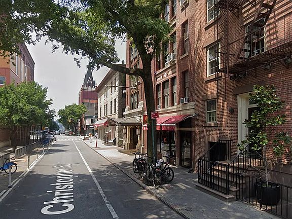 5th image of 135 Christopher St APT 2C